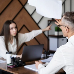 uma-mulher-e-um-homem-colegas de-trabalho-em-uma-mesa-tendo-uma-discussao-em-frente-um-notebook